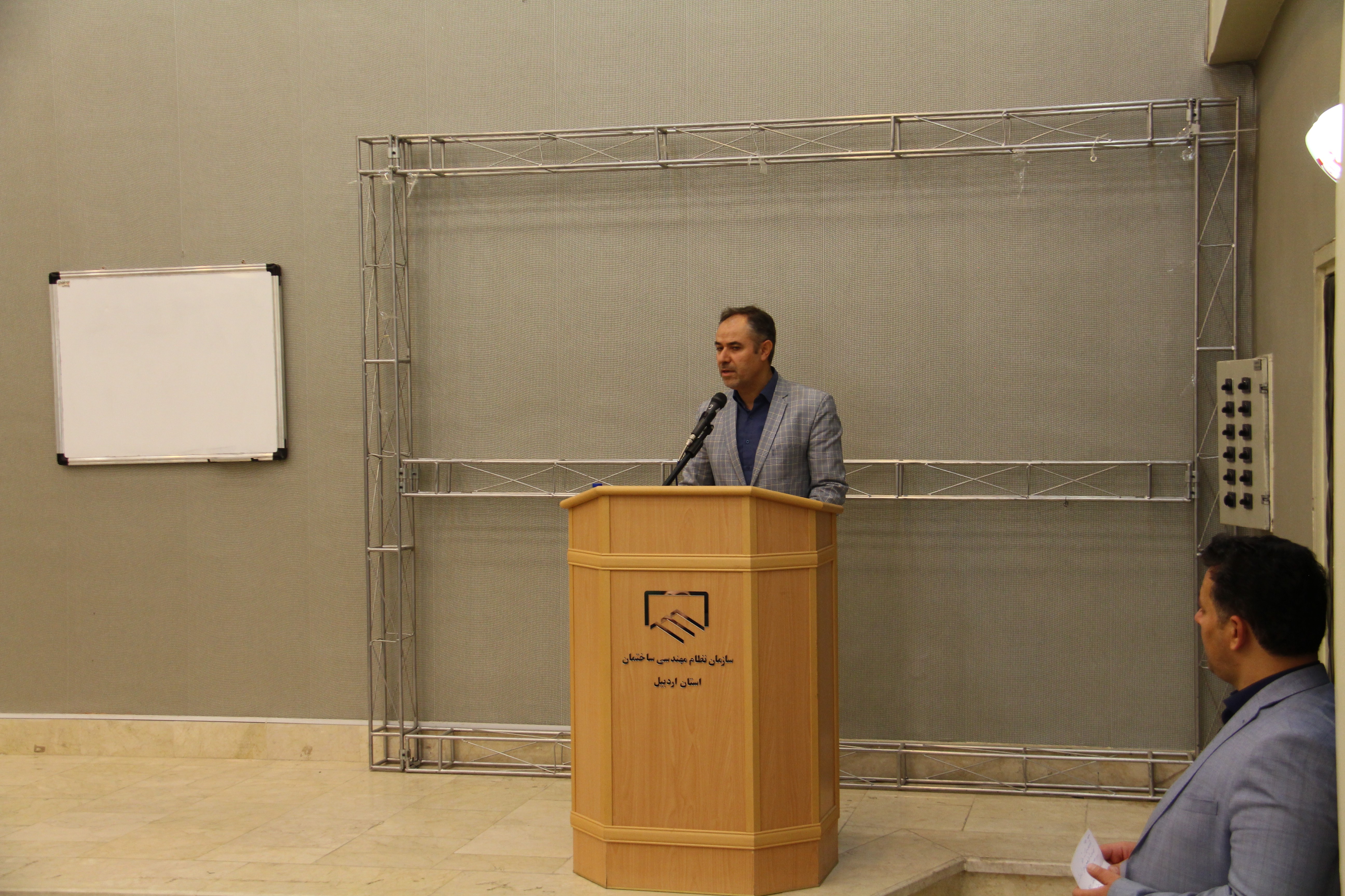 سخنرانی مهندس وثوق ایرانی عضو هئیت مدیره سازمان نظام مهندسی ساختمان استان اردبیل در ابتدای سمینار آشنایی با مفهوم مدلسازی اطلاعات ساخت BIM 